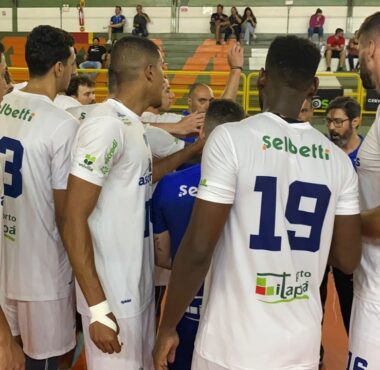 Joinville Vôlei mantém 100% de aproveitamento contra o SESI-SP e lidera a etapa da região sul da Superliga C