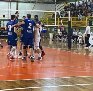 Em duelo digno de final, Joinville Vôlei passa por Timbó e fica a uma vitória da Superliga B