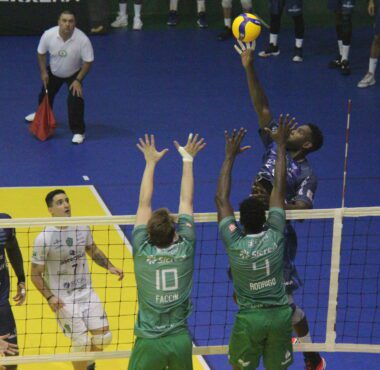 JOINVILLE VÔLEI VENCE CHAPECÓ POR 3 SETS A 0 E CONSOLIDA LIDERANÇA NA SUPERLIGA B