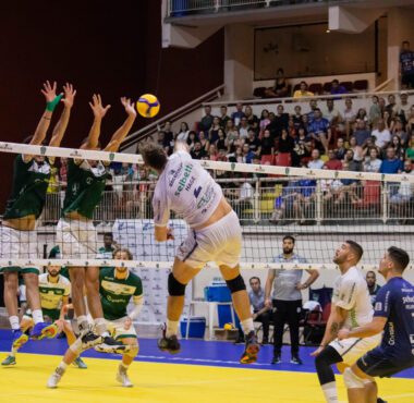 Em jogo emocionante, Joinville Vôlei supera o Goiás de virada por 3 sets a 2