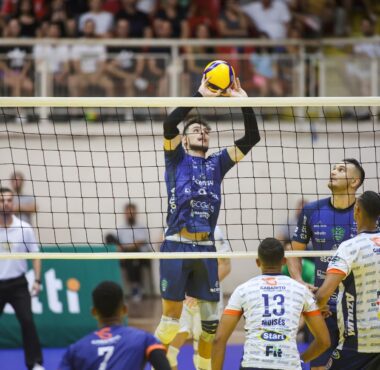 Torcida lota Centreventos na estreia do Joinville Vôlei em casa