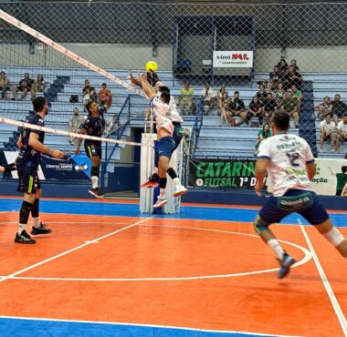 CATARINENSE 2023: Joinville Vôlei supera Campos Novos por 3 a 0 e fica a uma vitória da final