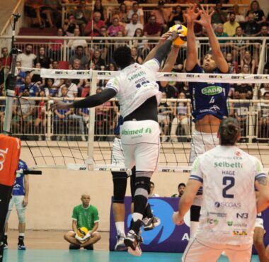 JOINVILLE VÔLEI MOSTRA FORÇA EM DUELO EQUILIBRADO NO CENTREVENTOS