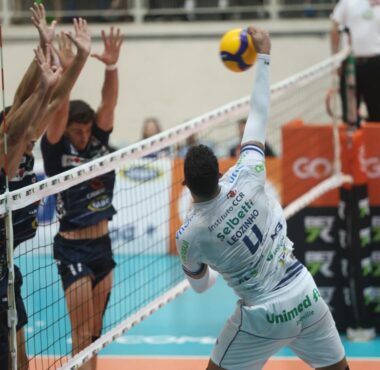 JOINVILLE VÔLEI ENCARA O ITAMBÉ MINAS NESTE SÁBADO NO CENTREVENTOS