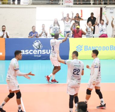 JOINVILLE VÔLEI VENCE MONTES CLAROS NO CENTREVENTOS E SOBE PARA O 5º LUGAR