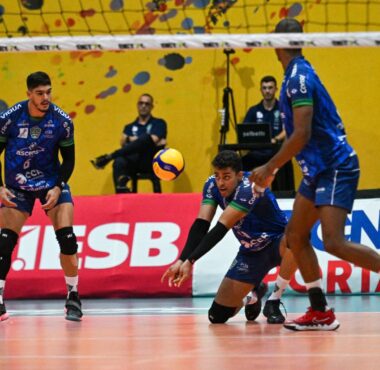 JOINVILLE VÔLEI VENCE GUARULHOS FORA DE CASA E COLA NO G4 DA SUPERLIGA