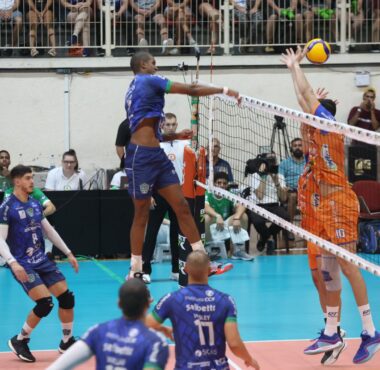 JOINVILLE VÔLEI SOFRE REVÉS EM CASA E DECIDE VAGA PARA AS SEMIFINAIS NA 4ª FEIRA
