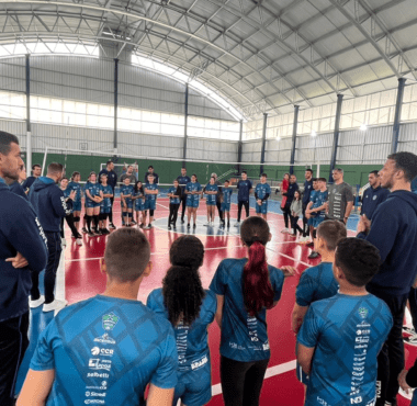 ATLETAS DO JOINVILLE VÔLEI VISITAM ALUNOS DO PROJETO SOCIAL NOVOS VENTOS