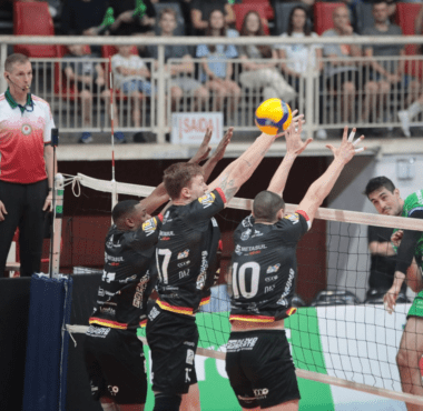 EM JOGO DE 5 SETS, JOINVILLE VÔLEI BATE BLUMENAU E CONQUISTA 1ª VITÓRIA NA COPA