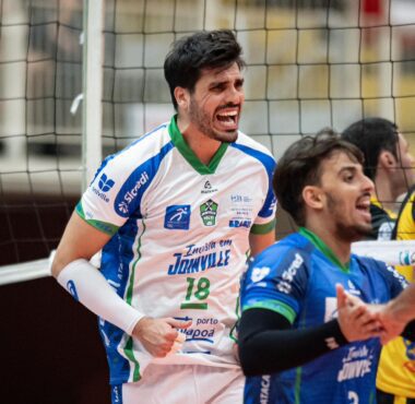 JOINVILLE VÔLEI FAZ 3 A 2 NO PRAIA CLUBE E VENCE A PRIMEIRA PARTIDA NA SUPERLIGA